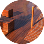 Una terraza de madera con escaleras que conducen a ella.