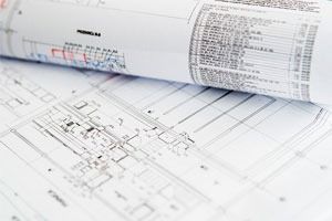 Un primer plano de un rollo de planos sobre una mesa.