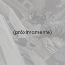 Una persona está usando un taladro en un trozo de madera.