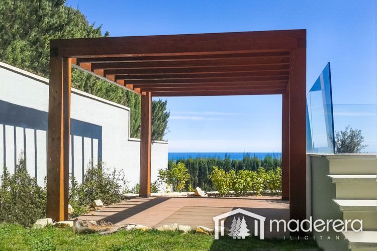 Una pérgola de madera con vista al mar.