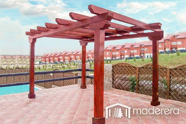 Una pérgola de madera se encuentra encima de un patio de baldosas.