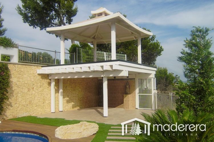 Una casa con un mirador encima y la palabra madera en la parte inferior.