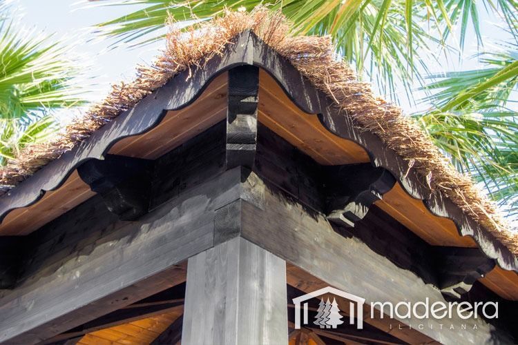 Una estructura de madera con techo de paja
