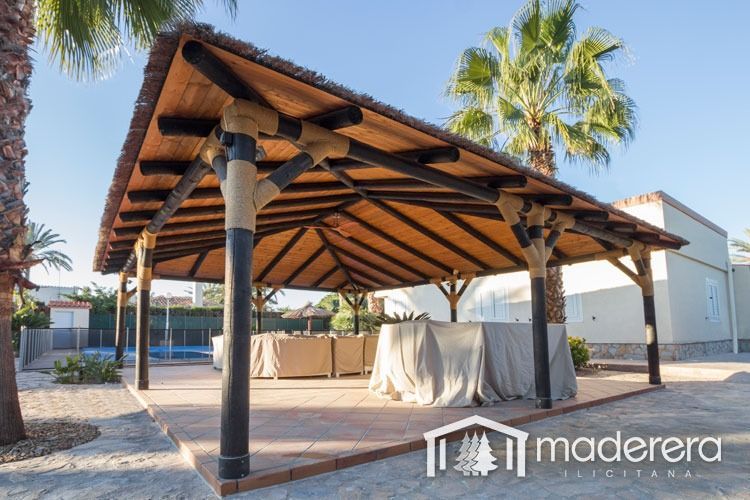 Una estructura de madera con la palabra madera en la parte inferior.