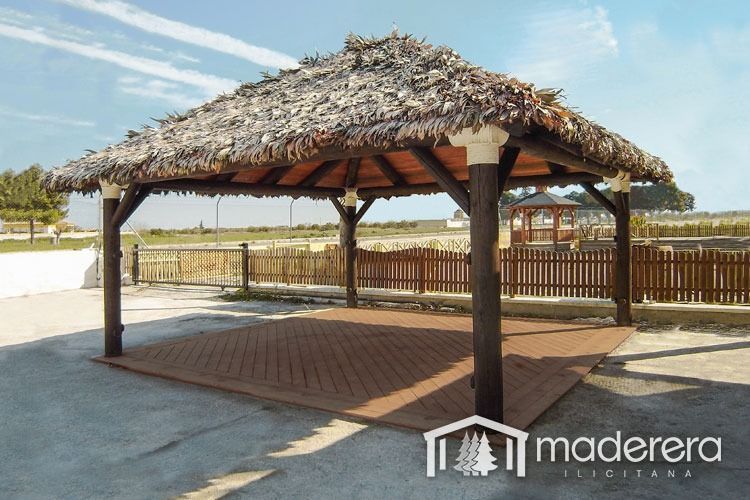 Un cenador de madera con techo de paja de madera