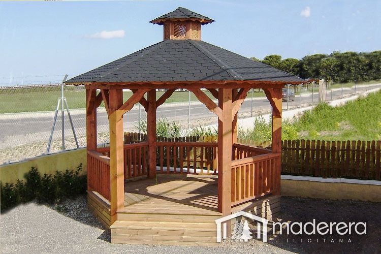 Un cenador de madera con la palabra madera en la parte inferior