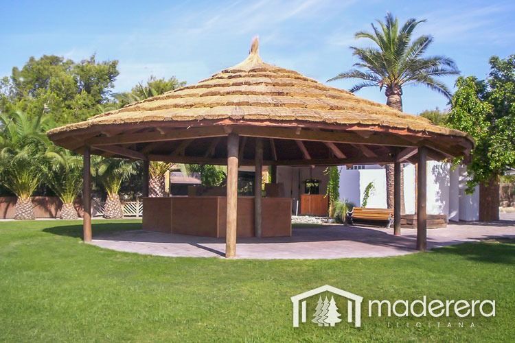 Un cenador de madera con la palabra madera en la parte inferior