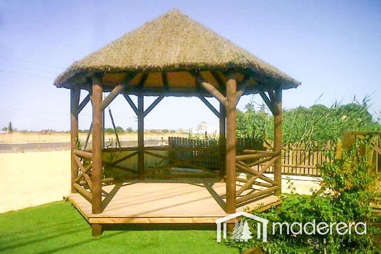 Un cenador de madera con techo de paja