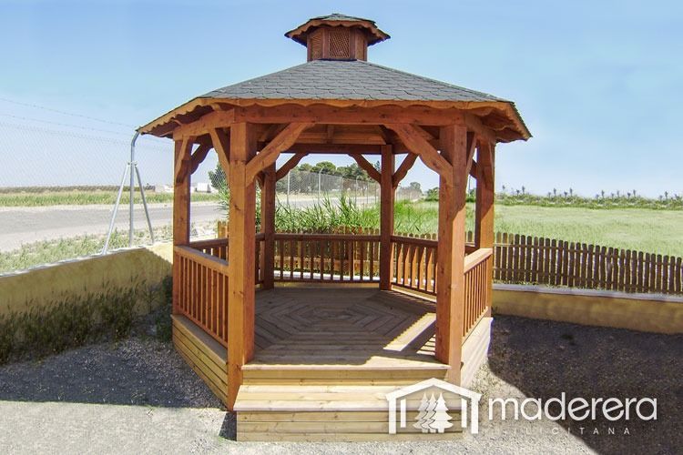 Un cenador de madera con la palabra madera en la parte inferior