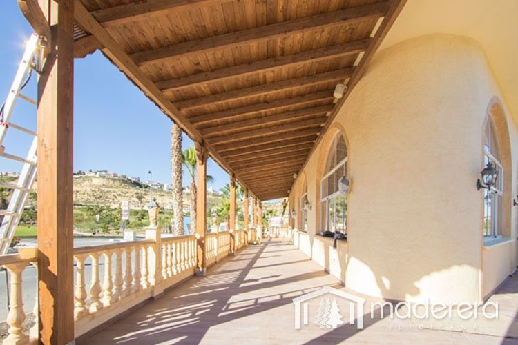 Una larga pasarela de madera que conduce a un edificio