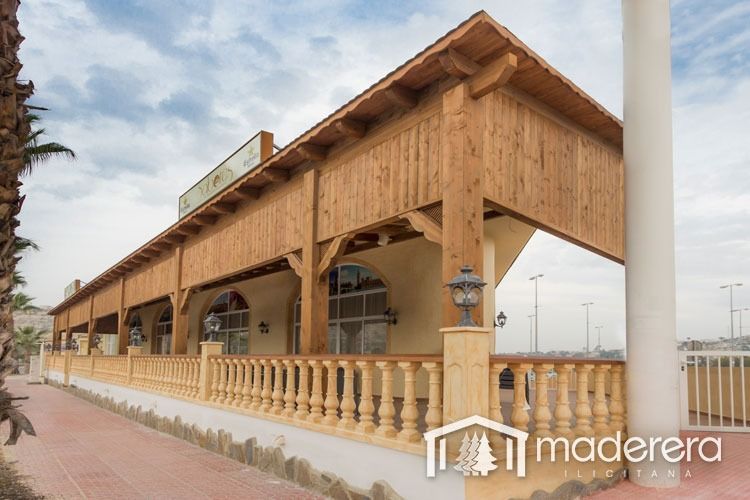 Un gran edificio de madera con un cartel que dice maderarera