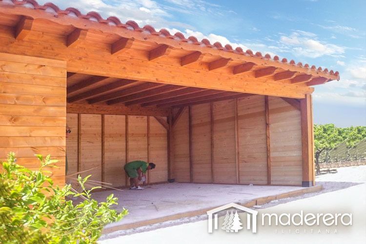 Un hombre está trabajando en una estructura de madera con techo.