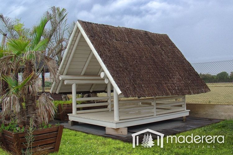 Una pequeña cabaña de madera con techo de paja