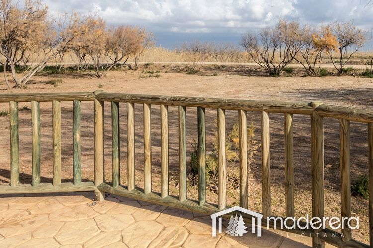 Una valla de madera con vistas a un paisaje desértico.