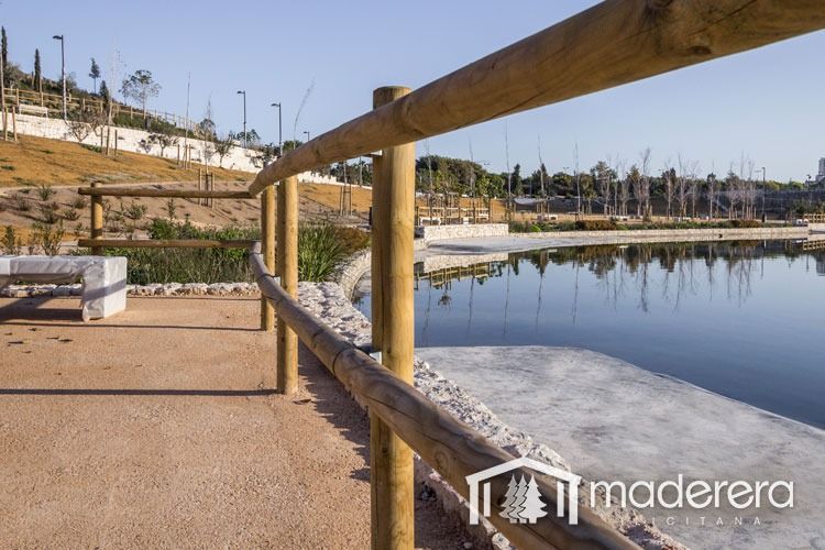 Una valla de madera con la palabra madera en ella