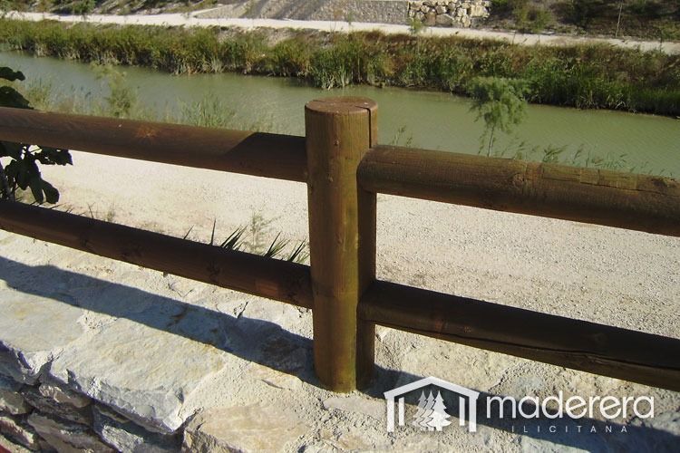 Una valla de madera con un río al fondo