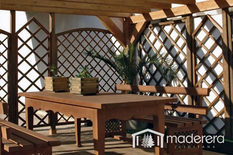 Una mesa y un banco de madera debajo de una pérgola con la palabra madera en la parte inferior.