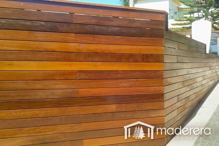 Una valla de madera con la palabra madera en ella