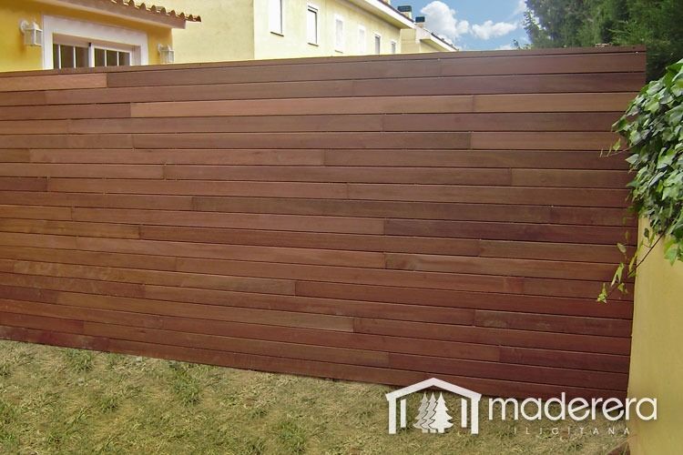 Una valla de madera con la palabra madera en ella