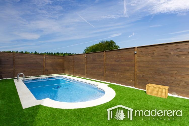 Una gran piscina con una valla de madera alrededor.