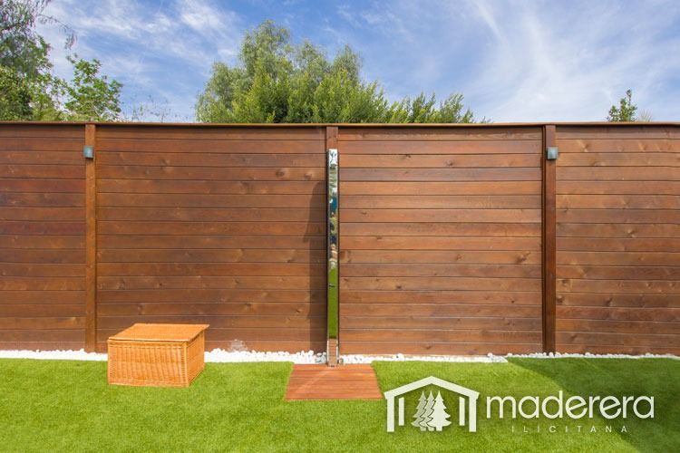 Una valla de madera con la palabra madera en ella