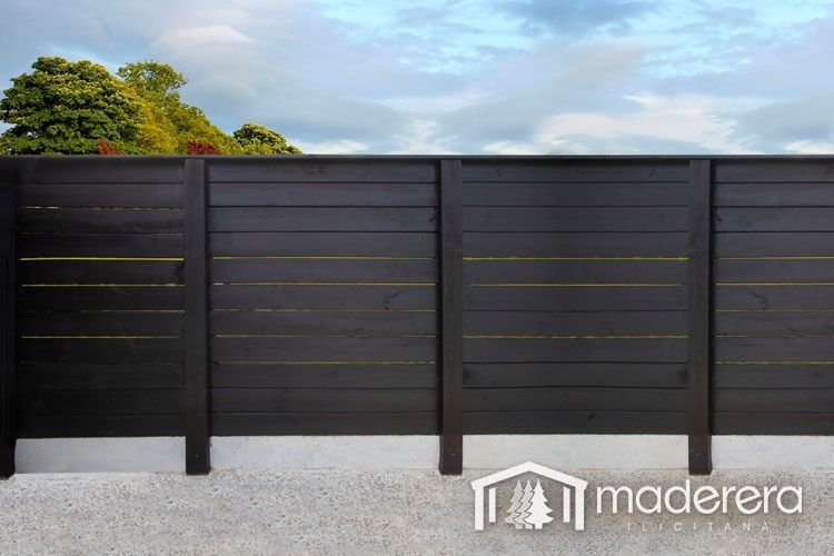 Una valla de madera negra con la palabra madera en ella