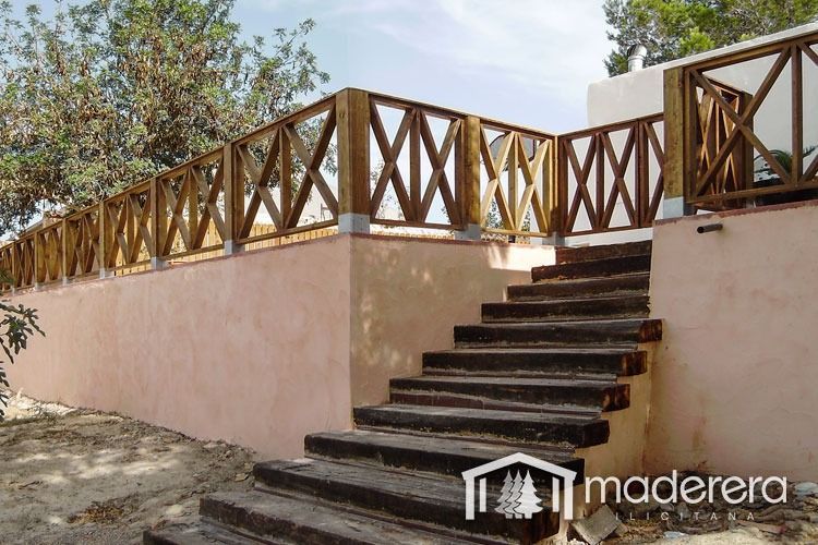 Una valla de madera con escaleras que conducen hasta ella.