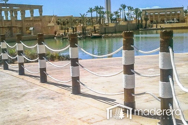 Una cerca de cuerda con la palabra madera en la parte inferior