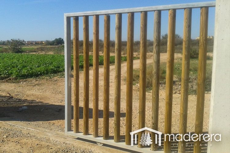 Una valla de madera con la palabra madera en ella