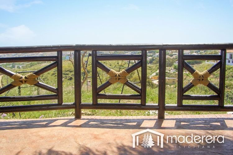 Una barandilla de madera con la palabra maderarera.