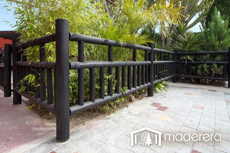 Una valla de madera negra con la palabra madera en la parte inferior.