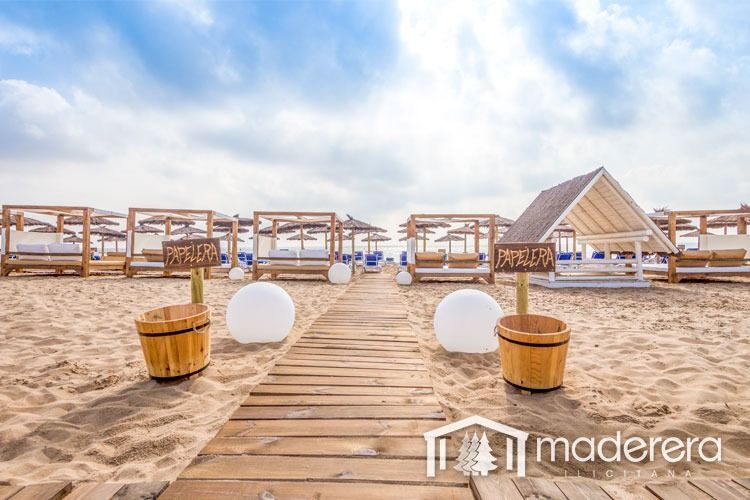 Hay una pasarela de madera que conduce a la playa.