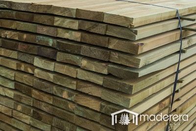 Una pila de tablas de madera apiladas una encima de otra.