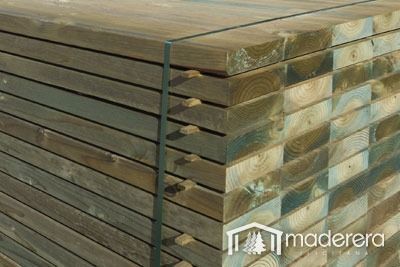 Una pila de tablas de madera colocadas una encima de otra.