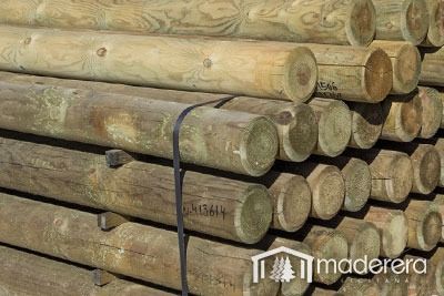 Una pila de postes de madera apilados uno encima del otro.