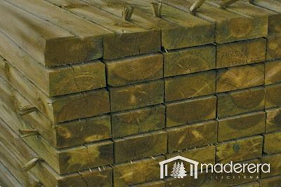 Una pila de bloques de madera apilados uno encima del otro.