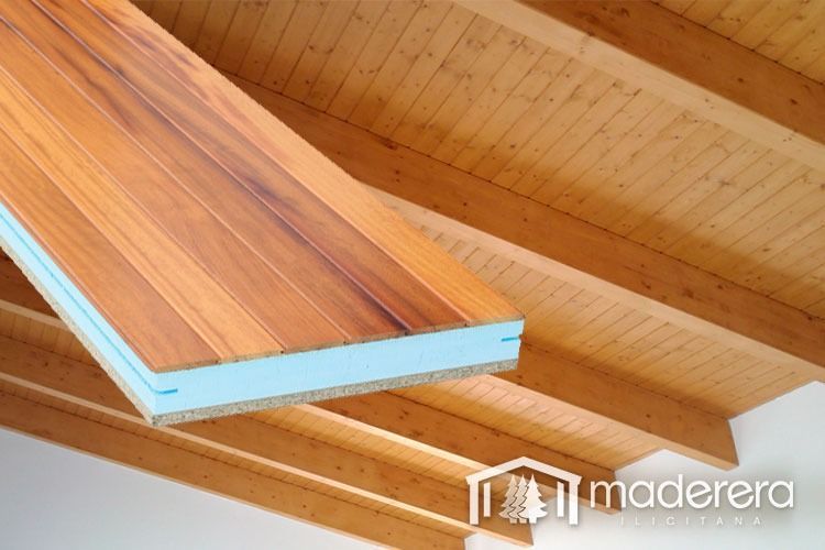Un trozo de madera colgando de un techo con la palabra madera en la parte inferior.