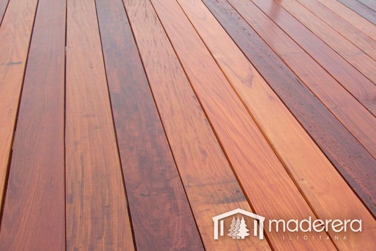 Una plataforma de madera con la palabra madera en ella