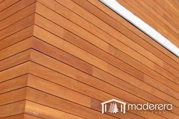 La palabra maderara está en el costado de un edificio.