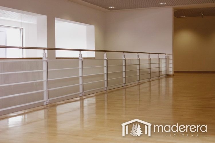 Una habitación vacía con una barandilla y la palabra madera en la parte inferior.