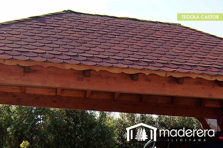 Una estructura de madera con techo de maderarera.