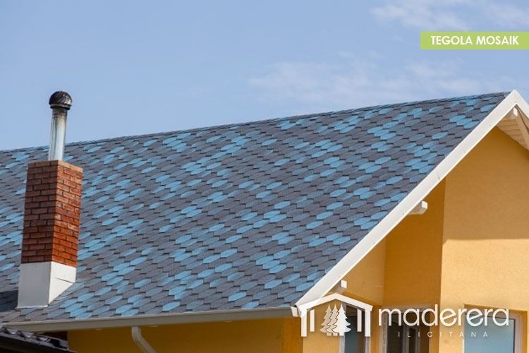 Una casa amarilla con techo azul y chimenea de ladrillo