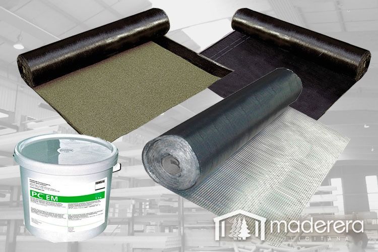 Un balde de pintura se encuentra junto a un rollo de material para techos.