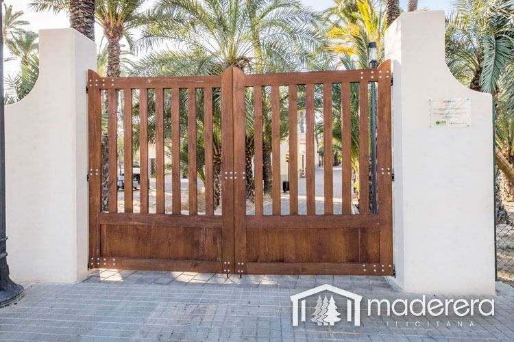 Una puerta de madera con la palabra madera en ella