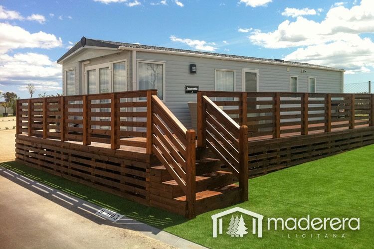 Una casa móvil con terraza de madera y escaleras