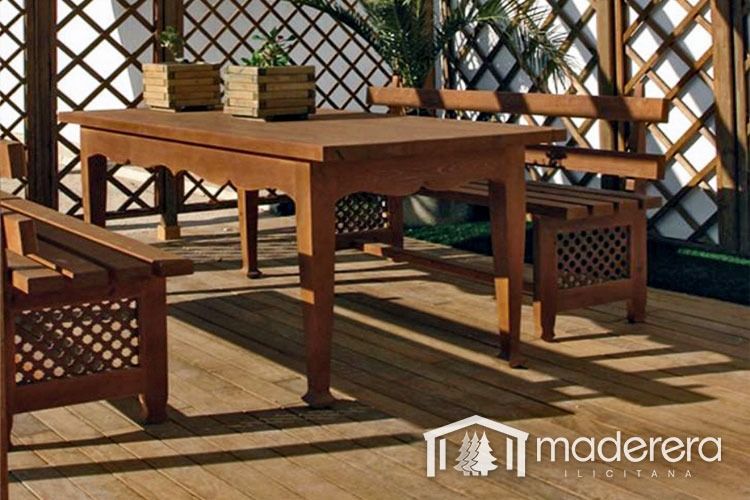 Una mesa y sillas de madera en una terraza de madera con la palabra maderarera en la esquina.