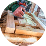 Una persona está lijando un trozo de madera con una lijadora.