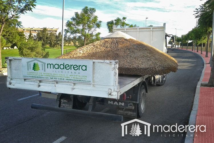 Un techo de paja está en la parte trasera de un camión maderera