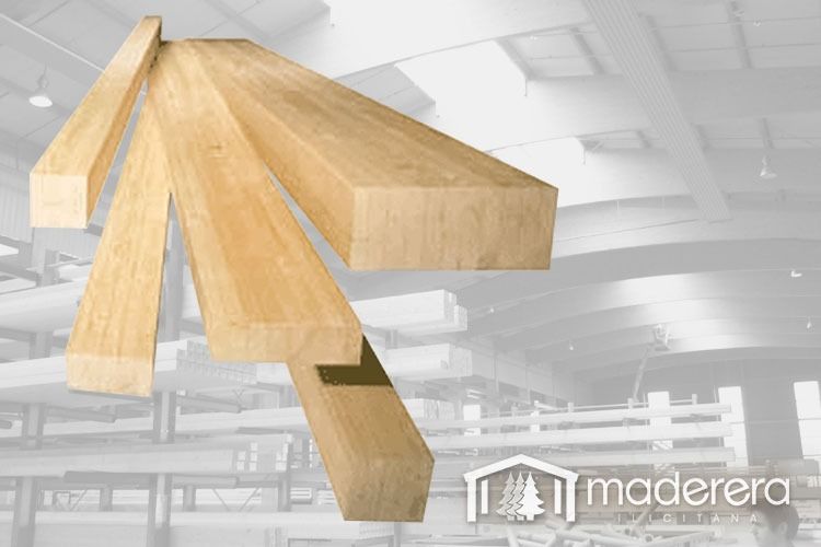 Un montón de vigas de madera están apiladas una encima de otra