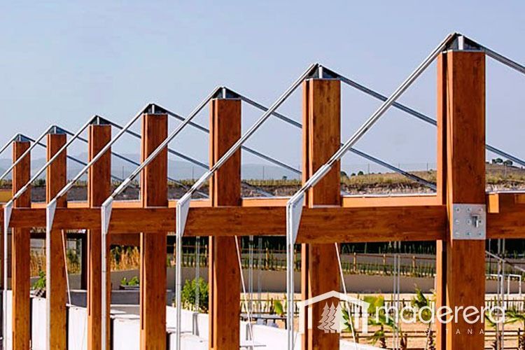 Se está construyendo una valla de madera con barandilla metálica.